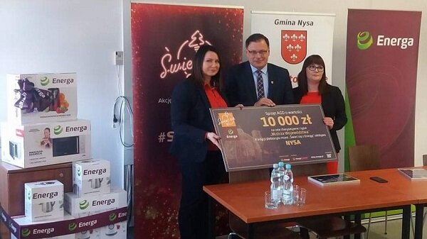 Przekazanie charytatywnych nagród w Nysie