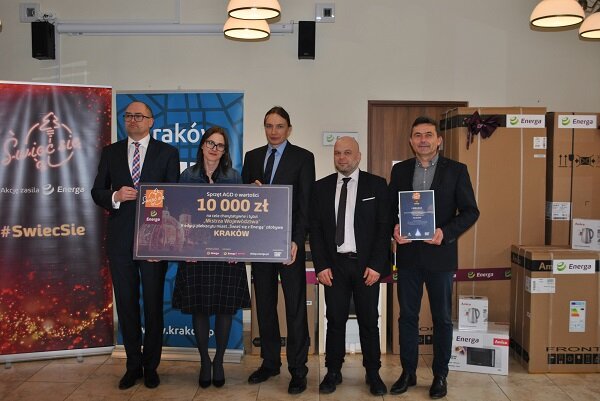 Przekazanie charytatywnych nagród w Krakowie