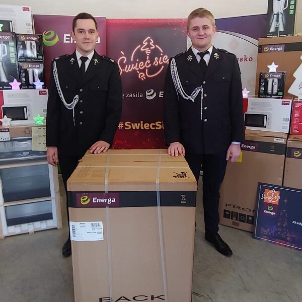 11. edycja "Świeć się z Energą" - pralka przekazana dla strażaków z OSP Bucze