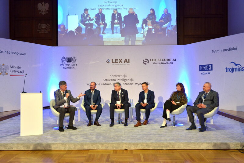 Na zdjęciu od lewej: Artur Wolski (moderator), dziennikarz Polskiego Radia, Kajetan Komar-Komarowski, prezes zarządu Lex Secure AI, Tomasz Jabłoński, Prezes Sądu Rejonowego Gdańsk-Południe, Marcin Młodziński, dyrektor Departamentu Cyfryzacji Urzędu Marszałkowskiego Województwa Pomorskiego, Pamela Krzypkowska, dyrektor Departamentu Badań i Innowacji w Ministerstwie Cyfryzacji, prof. Andrzej Czyżewski, kierownik Katedry Systemów Multimedialnych WETI PG. Fot. Krzysztof Krzempek/PG