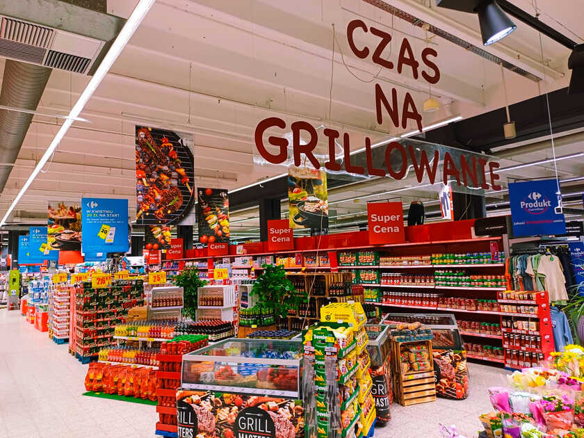 Nabiał grillowy hitem sprzedażowym przed długim weekendem – Carrefour rozszerza ofertę serów o nowe warianty funkcjonalne i importowane