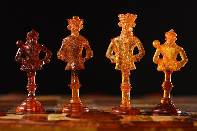 Bursztynowe figurki szachowe, Michael Redlin, Gdańsk 1600-1700,  fot  M  K  Szczerek, mat  MG