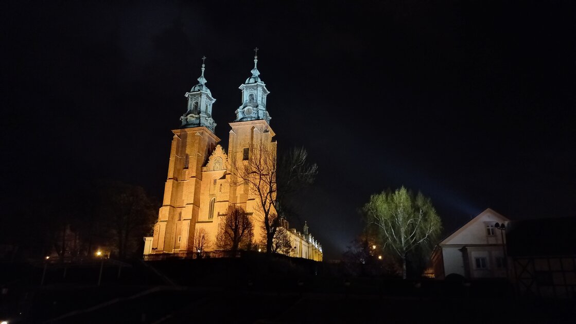 Nowe światło dla Gnieźnieńskiej Katedry. Enea partnerem modernizacji iluminacji zabytku