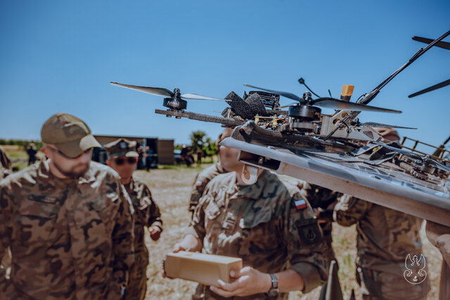 Warsztaty dla wojskowych pilotów dronów w Radomiu