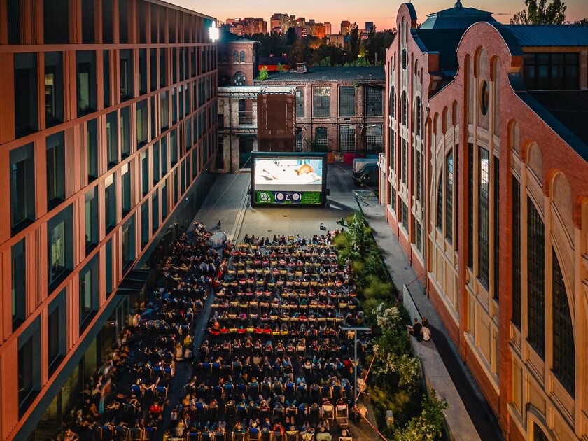 Fuzja z Latem na pełnych obrotach: kino, muzyka, joga i relaks w zabytkowych murach