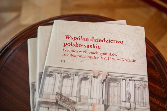 Premiera publikacji: „Wspólne dziedzictwo polsko-saskie. Polonica w zbiorach rysunków architektonicznych z XVIII w. w Dreźnie”.

Redakcja naukowa: dr hab. Jakub Sito, prof. IS PAN; dr hab. Paweł Migasiewicz, prof. IS PAN
Wydawcy: Instytut Sztuki Polskiej Akademii Nauk, Zamek Królewski w Warszawie – Muzeum, Narodowy Instytut Polskiego Dziedzictwa Kulturowego za Granicą Polonika, Pałac Saski sp. z o.o.

