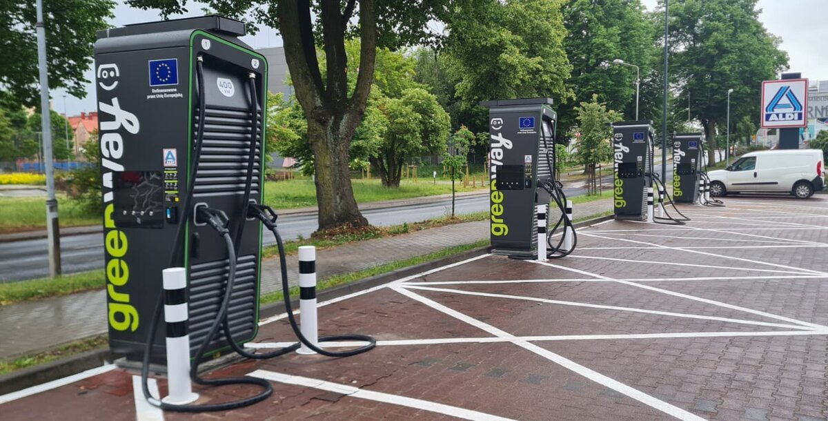 ALDI rozwija sieć ładowarek dla aut elektrycznych z GreenWay – znajdziemy je przy większości sklepów sieci
