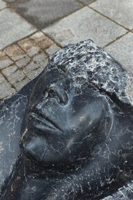 1_ Barbara Falender, Hommage dla Aliny Szapocznikow, 2023, czarny wapień dębnicki_ Dar artystki.jpg