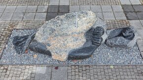 2_ Barbara Falender, Hommage dla Aliny Szapocznikow, 2023, czarny wapień dębnicki_ Dar artystki.jpg