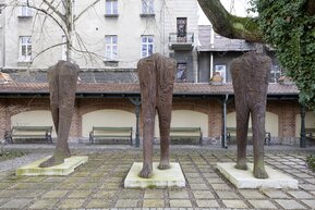 3_ Magdalena Abakanowicz, Postacie kroczące, 2005–2006, żeliwo_ Depozyt Fundacji Marty Magdaleny Abakanowicz-Kosmowskiej i Jana Kosmowskiego (2).jpg