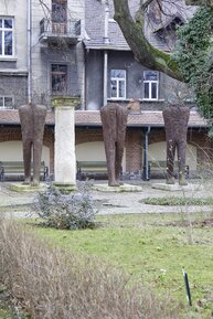 3_ Magdalena Abakanowicz, Postacie kroczące, 2005–2006, żeliwo_ Depozyt Fundacji Marty Magdaleny Abakanowicz-Kosmowskiej i Jana Kosmowskiego.jpg
