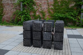 4_ Barbara Falender, Sarkofag (dla matki), 1993, czarny wapień dębnicki, różowy marmur.jpg