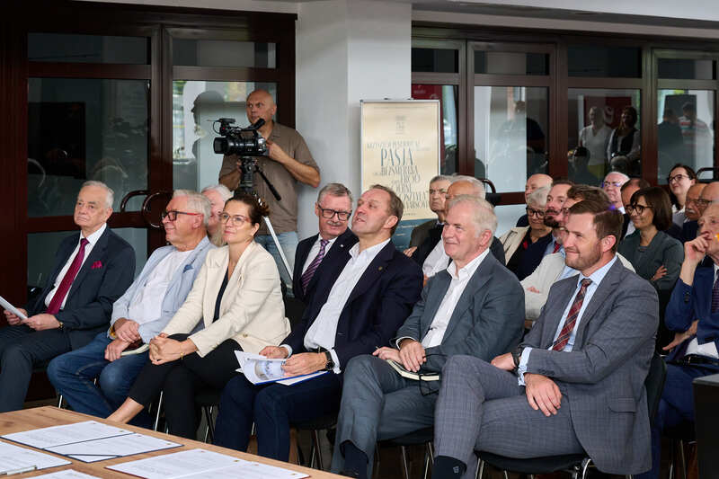 Na zdjęciu od lewej: Zbigniew Canowiecki, prezes Pracodawców Pomorza, prof. Janusz Rachoń, rektor PG w latach 2002-2008, Aleksandra Dulkiewicz, prezydent Gdańska, Mieczysław Struk, marszałek województwa pomorskiego, Sławomir Rybicki, senator RP, Piotr Grzelak, wiceprezydent Gdańska. Fot. Sebastian Góra/PG