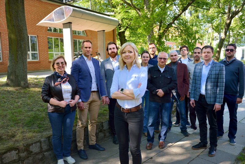 Na zdj. od lewej: dr inż. Marzena Kurpińska, dr hab. inż. Mikołaj Miśkiewicz, prof. PG, mgr inż. Jakub Zembrzuski, prof. dr hab. inż. Magdalena Rucka, dr hab. inż. Agnieszka Sabik, prof. PG, dr inż. Łukasz Pyrzowski, prof. dr hab. inż. Jacek Chróścielewski, mgr inż. Ryszard Chabros, mgr inż. arch. Szymon Kowalski, mgr inż. Farzam Omidi Moaf, dr inż. Bartosz Sobczyk, Daniel Mulawa. Fot. Krzysztof Krzempek / Politechnika Gdańska