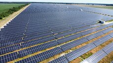 pv-kotla-sklada-sie-z-ponad-222-tysiecy-paneli-fotowoltaicznych-jpg
