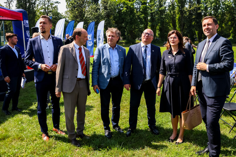 Na zdj. od lewej: Łukasz Bejm, przewodniczący Komisji Sportu, Rekreacji i Turystyki w Radzie Miasta Gdańska, Mariusz Miler, kanclerz Politechniki Gdańskiej, Jacek Karnowski, sekretarz stanu w Ministerstwie Funduszy i Polityki Regionalnej, prof. Krzysztof Wilde, rektor Politechniki Gdańskiej, Aleksandra Dulkiewicz, prezydent Gdańska, Piotr Borawski, wiceprezydent Gdańska. Fot. Grzegorz Andrzejewski / Politechnika Gdańska