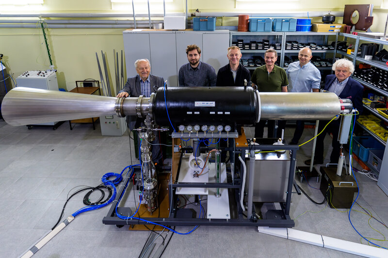 od lewej: prof. dr hab. inż. Kazimierz Jakubiuk, dr inż. Mikołaj Nowak, technik Piotr Koryncki, mgr inż. Dariusz Pasieczny, inż. Paweł Bawolski, dr inż. Józef Czucha