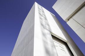 Fasada budynku i wieża kinowa Muzeum Sztuki Nowoczesnej w Warszawie Fot_ Marta Ejsmont.jpg