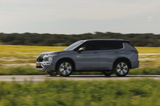 new-outlander-phev-moonstone-grey_026lr-jpg