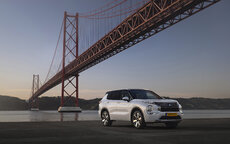 new-outlander-phev-white-diamond_001lr-jpg