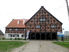 4_ Dom podcieniowy w Miłocinie.JPG