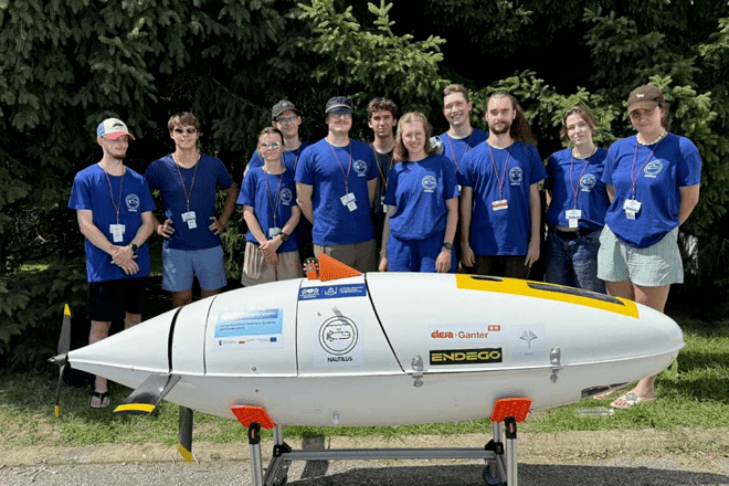 Studenci i zaprojektowany przez nich pojazd podwodny Nautilus 3