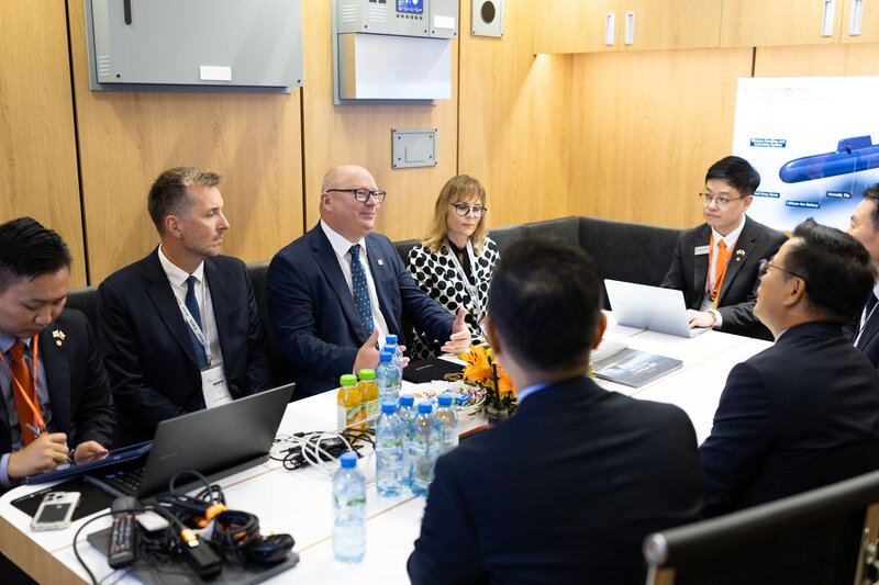 Przedstawiciele Politechniki Gdańskiej (mgr inż. Paweł Banaś, prof. Krzysztof Wilde, mgr inż. Iwona Małecka) na spotkaniu z przedstawicielami Hanwha Ocean fot. Hanwha Ocean.