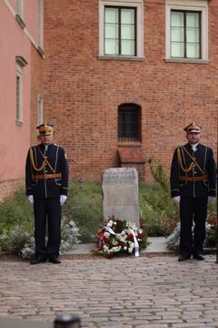 Od lat 17 września o godz. 11.15, zaraz po wybrzmieniu hejnału warszawskiego, dyrekcja Zamku Królewskiego w Warszawie w towarzystwie reprezentacji pracowników instytucji składa kwiaty przy obelisku upamiętniającym Kazimierza Brokla – kustosza poległego w bohaterskiej akcji ratowania dzieł sztuki w czasie ostrzału Zamku przez niemiecką artylerię i lotnictwo tego dnia 1939 roku