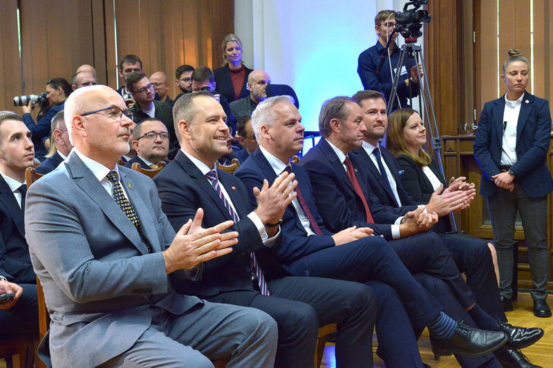 Na zdj. od lewej: prof. Grzegorz Berendt, Karol Nawrocki, Prezydent RP, Karol Kazimierz Rabenda, Podsekretarz Stanu w Kancelarii Prezydenta RP, Mieczysław Struk, marszałek województwa pomorskiego oraz Piotr Grzelak, wiceprezydent Gdańsk i Aleksandra Kosiorek, prezydent Gdyni