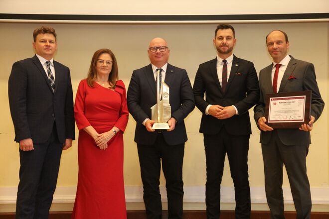 Na zdjęciu od lewej: Marcin Grabowski, dyrektor generalny w Ministerstwie Infrastruktury, prof. Maria Kaszyńska, przewodnicząca Komitetu Inżynierii Lądowej i Wodnej Polskiej Akademii Nauk, prof. Krzysztof Wilde, rektor PG, Paweł Woźniak, p.o. Generalnego Dyrektora Dróg Krajowych i Autostrad, Mariusz Miler, kanclerz PG. Fot. materiały PZITB.