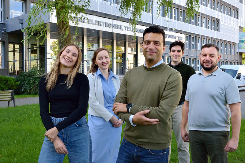 Na zdj. od lewej: doktorantka Iwona Kaczmarzyk, dr inż. Małgorzata Szopińska, dr Mattia Pierpaoli, prof. PG, doktorant Patryk Sokołowski, dr inż. Paweł Jakóbczyk. Fot. Krzysztof Krzempek / Politechnika Gdańska