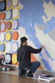 Proces powstawania kolorowego muralu na żywo w Centrum Riviera-min.jpg