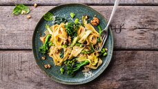 makaron-pappardelle-z-brokulami-i-orzechami-jpg