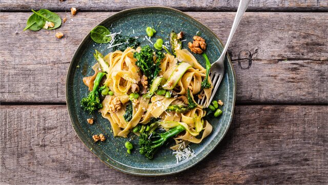 Makaron pappardelle z brokułami i orzechami.jpg