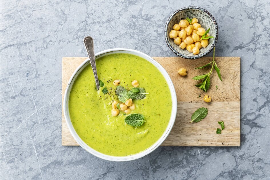 Zupy na pierwsze chłody – jak wykorzystać sezonowe warzywa i grzyby