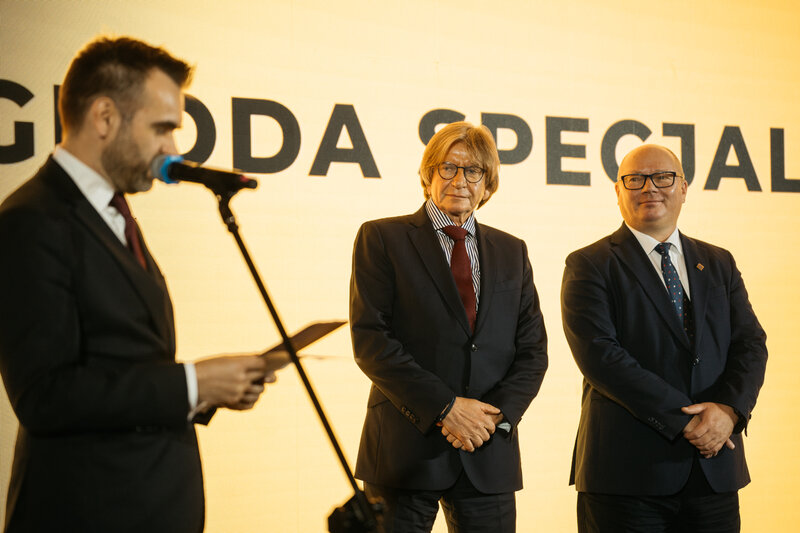 Na zdjęciu od lewej: Stanisław Szultka, dyrektor Departamentu Rozwoju Gospodarczego Urzędu Marszałkowskiego Województwa Pomorskiego, Romuald Kinda, przewodniczący rady nadzorczej LEX Secure AI, prof. Krzysztof Wilde, rektor Politechniki Gdańskiej. Fot. Łukasz Tokarczyk/UMWP