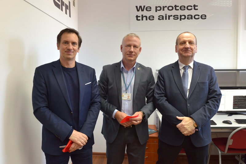 Na zdjęciu od lewej: dr inż. Maciej Klemm, prezes zarządu i założyciel firmy APS, prof. Mariusz Kaczmarek, prorektor ds. kształcenia, prof. Jacek Stefański, dziekan WETI. Fot. Krzysztof Krzempek/PG