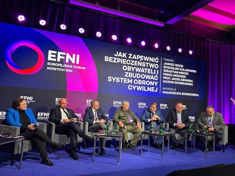 Prezes Poczty Polskiej Sebastian Mikosz podczas panelu na EFNI 2025 