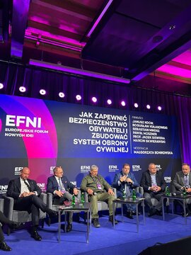 Prezes Sebastian Mikosz podczas panelu - EFNI 2025 