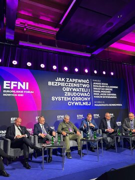 Prezes Sebastian Mikosz podczas panelu na EFNI 2025 