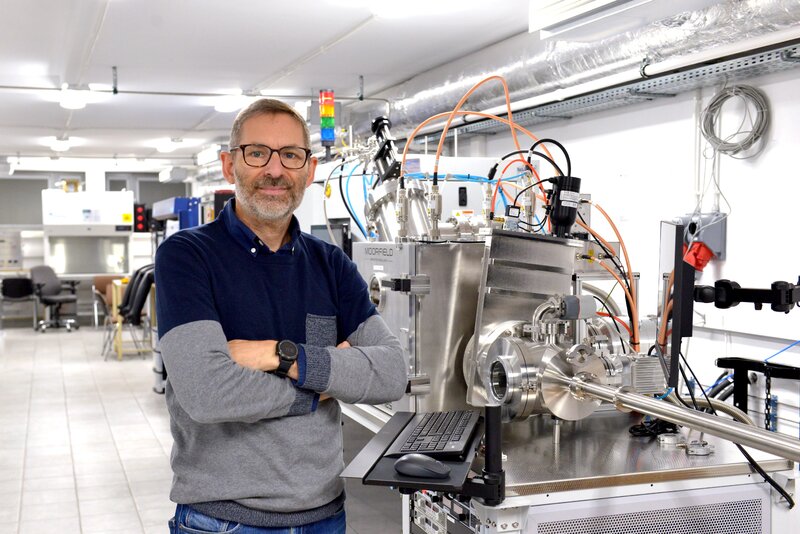 Prof. Robert Bogdanowicz we FutureLAB, laboratorium nowych materiałów, sensorów i systemów bezprzewodowych PG. Fot. Krzysztof Krzempek / Politechnika Gdańska