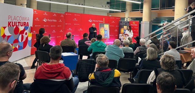 Licznie zgromadzeni uczestnicy prezentacji z uwagą słuchali słów artysty 