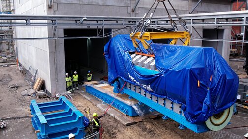 Wprowadzanie silnika gazowego do budynku układu kogeneracyjnego w EC Elbląg