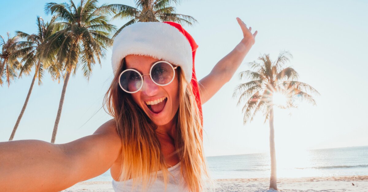 Boom na święta Bożego Narodzenia w blasku słońca