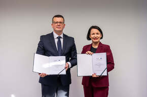 Uroczysta wymiana umów, Dorota Zawadzka-Stepniak i Damian Kleina.JPG