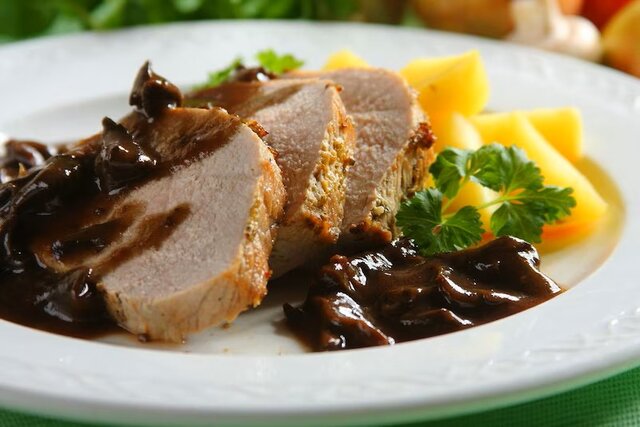 Pieczony schab w grzybowym sosie.jpg