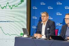 konferencja-wynikienei-24_11_2025-bartosz-krysta-1-jpg