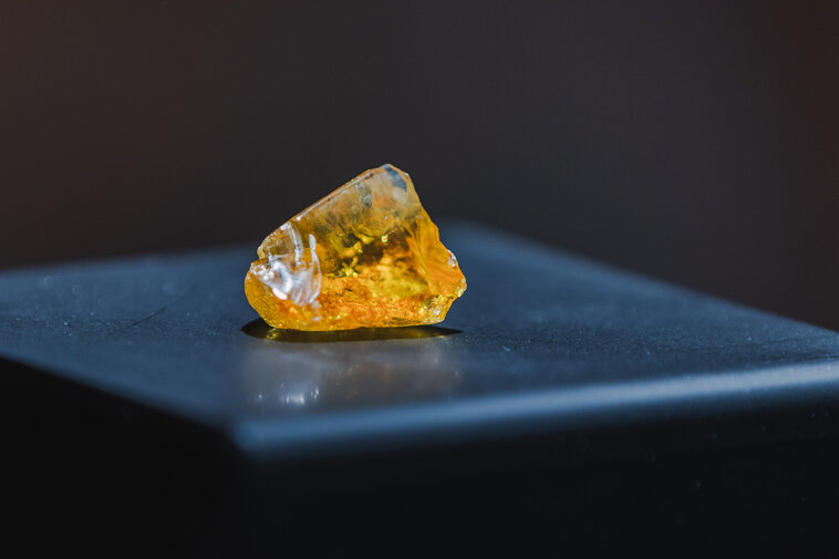 Bliźniacza część bryłki bursztynu, która poleci w kosmos, Bryłka bursztynu została podzielona na dwie części. Jedna z nich została w Muzeum Bursztynu w Gdańsku. 