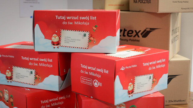Do takich pudełek w placówkach można wrzucać listy do Św. Mikołaja 