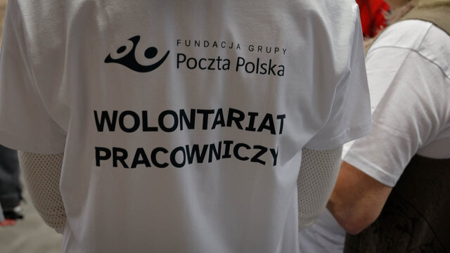 Pocztowi wolontariusze wystąpili w specjalnych koszulkach 